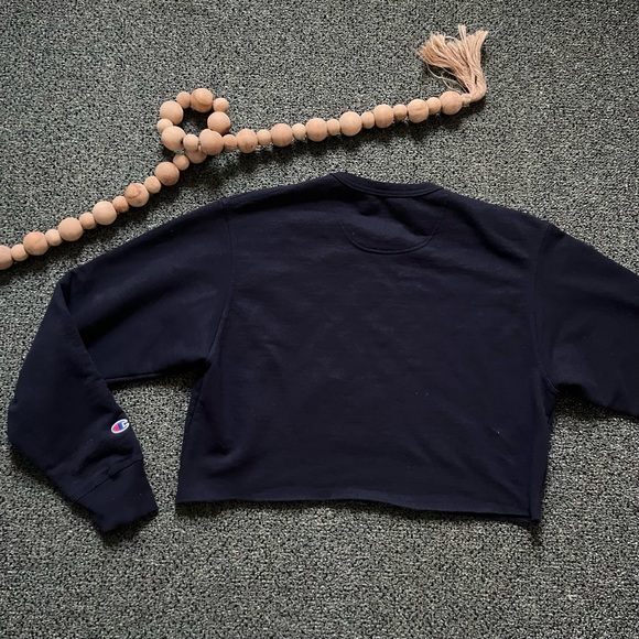 CHAMPION Cropped Raw Hem Navy Blue Crewneck Baggy Sweatshirt Sweater Top Sz M - Picture 10 of 16
